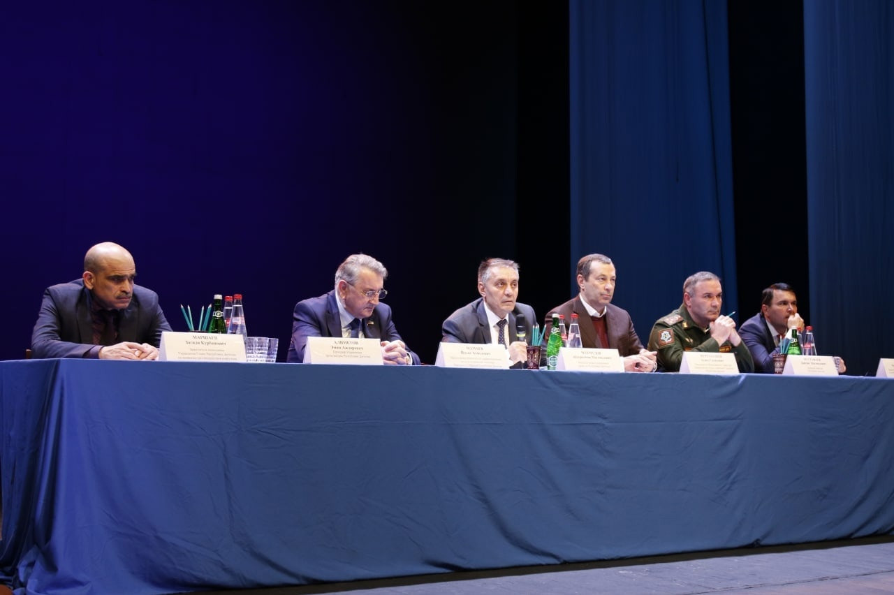 В зале Дагестанского государственного кумыкского музыкально-драматического театра имени А. Салаватова прошло ведомственное совещание Министерства труда и социального развития РД