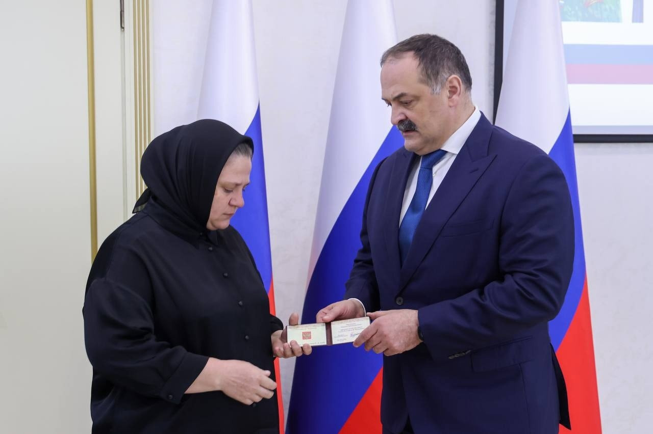 Сергей Меликов передал «Золотую Звезду» матери Героя России, командира взвода гвардейской мотострелковой дивизии