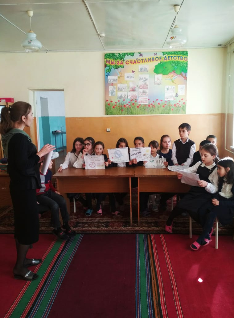 Беседа с детьми на тему: " Акция против наркотиков", " Мы против наркотиков". Цель беседы: расширить представления детей о проблемах общества..