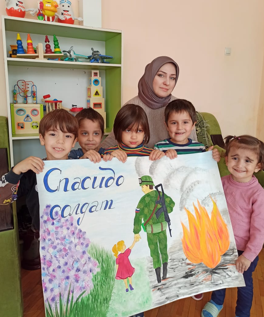 Занятие по изготовлению стенгазеты «Спасибо, солдат»