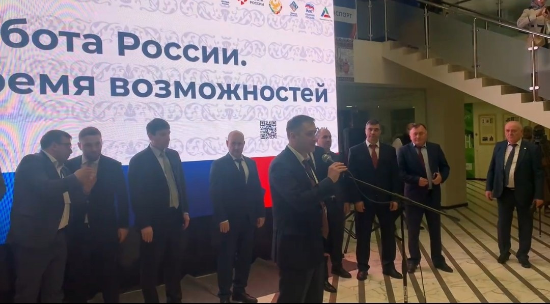 Мурад Казиев поприветствовал участников ярмарки, рассказал о представленных вакансиях и пожелал всем успехов.