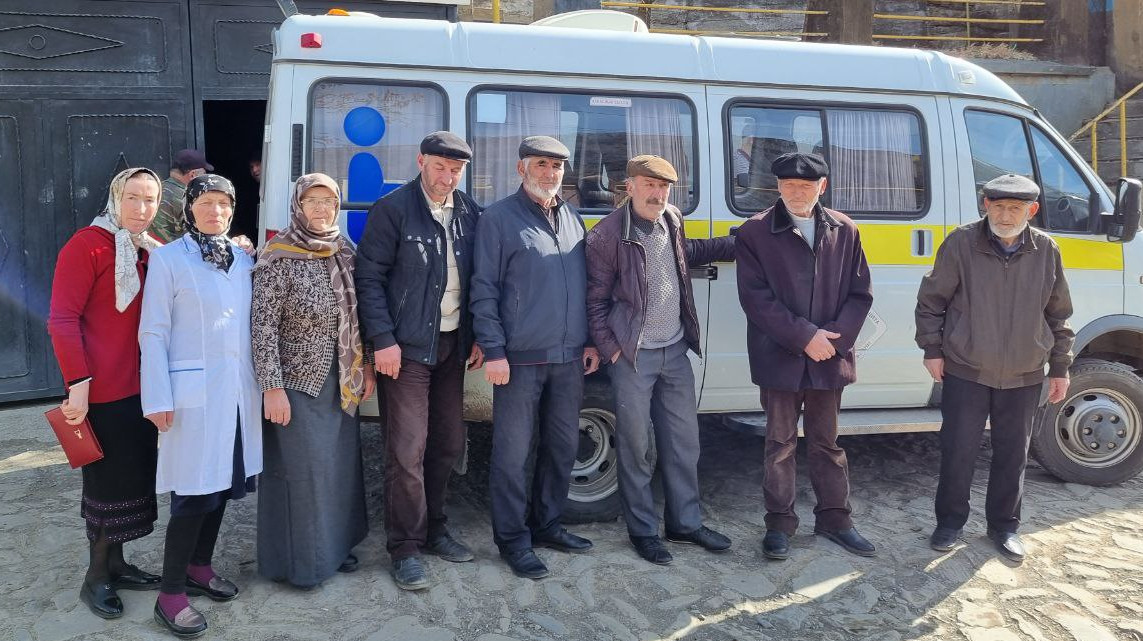 Мобильная бригада Минтруда РД помогла жителям села Нижнее Гаквари Цумадинского района приехать на консультацию к врачам в районную больницу