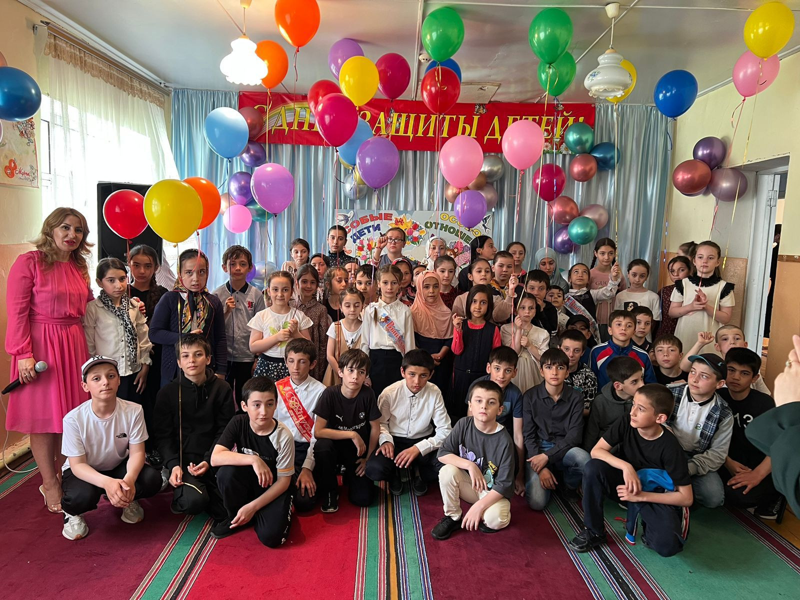 В отделении семьи и детей ГБУ РД КЦСОН в МО "Левашинский район" провели праздничное мероприятие посвящённое "Дню защиты детей" под девизом "Мы ребята высший класс! Все затейники у нас!"