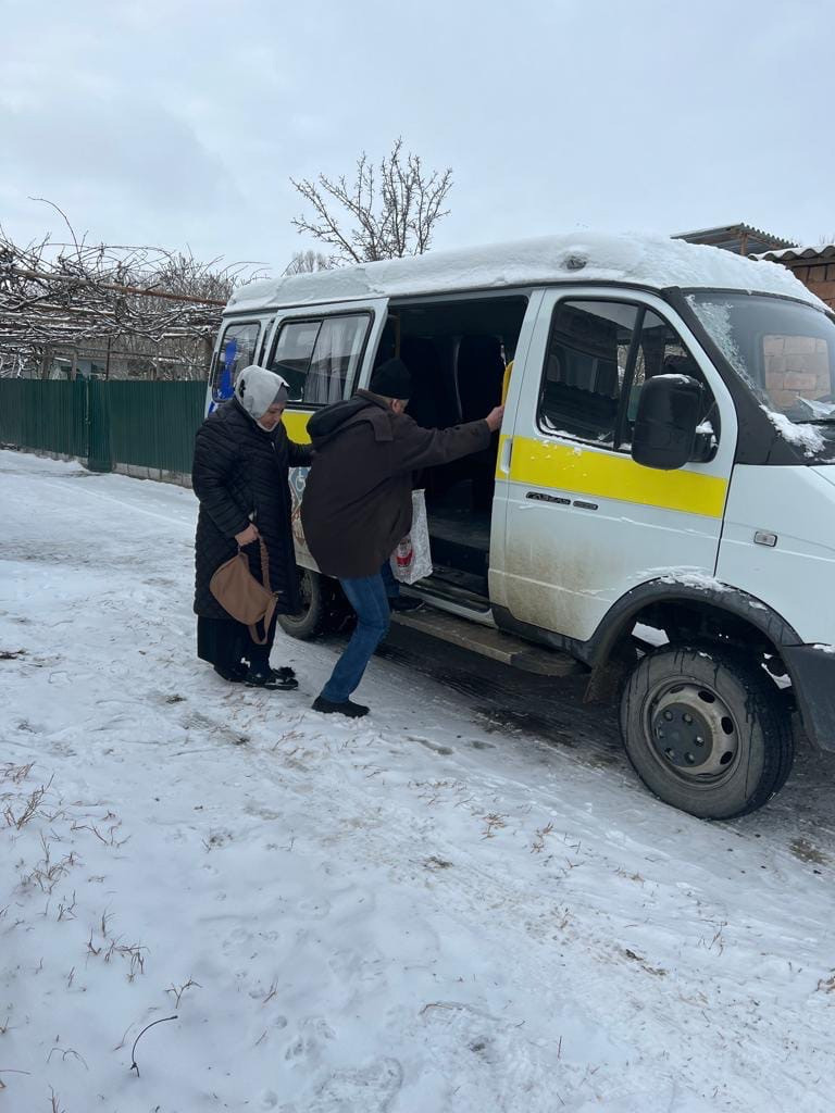 Доставка лиц старше 65 лет в медицинское учереждение.