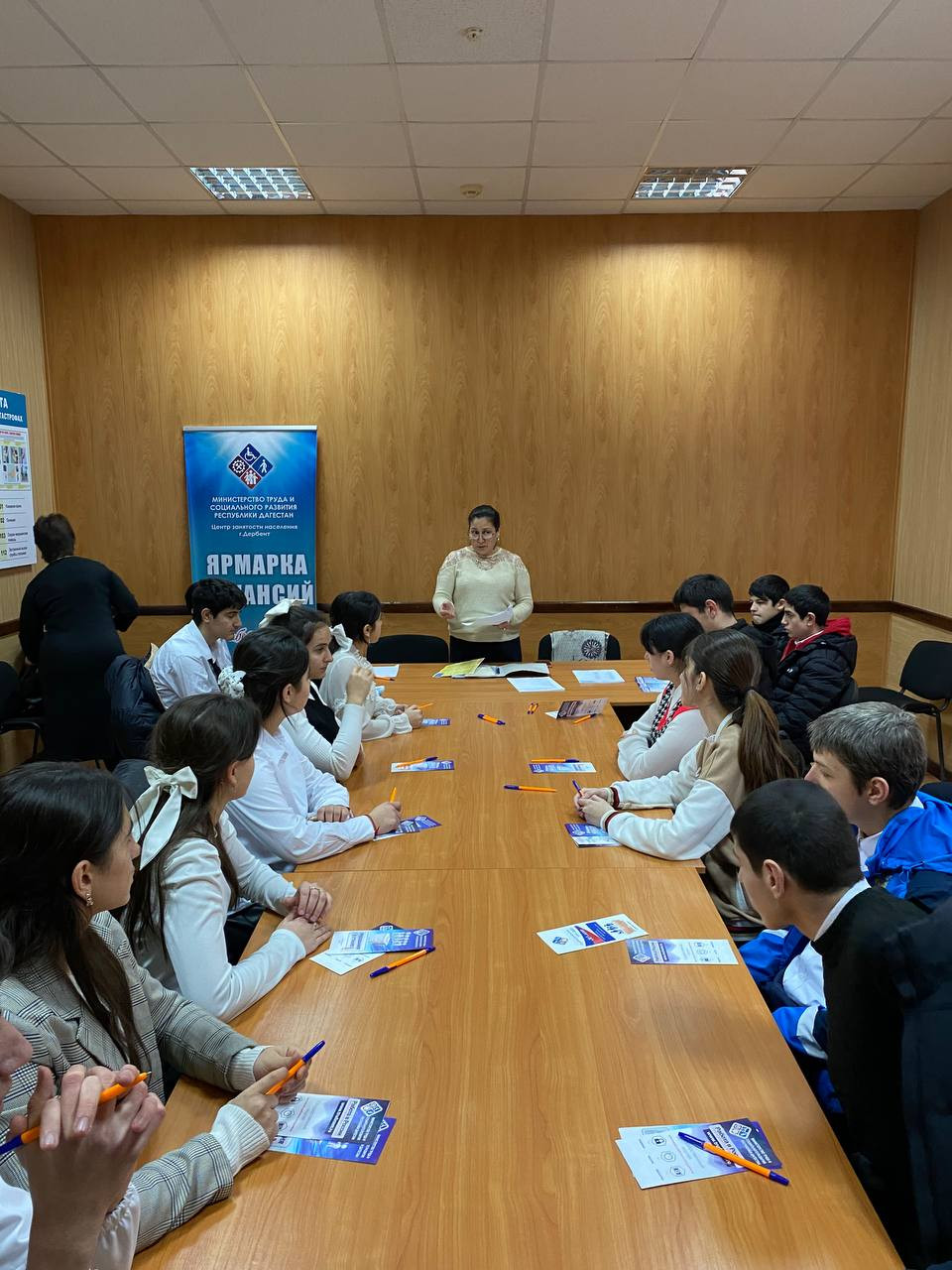 20 декабря в ГКУ РД ЦЗН в МО "города Дербента" был проведен  профориентационный классный час "Труд на радость себе и людям" с учащимися школы-интернат №6.