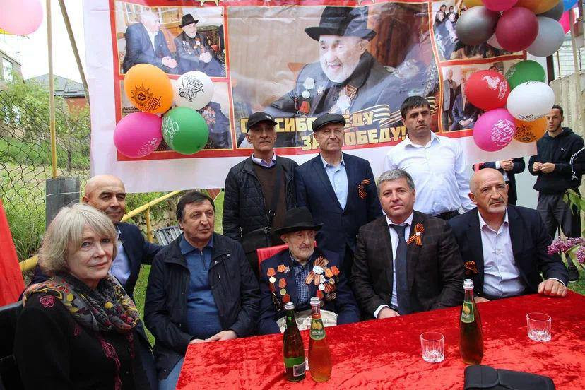 Посетили участника ВОВ Рабаданова Раджаба Рабадановича из с. Кудагу и поздравили его с 78-летием Победы в ВОВ.