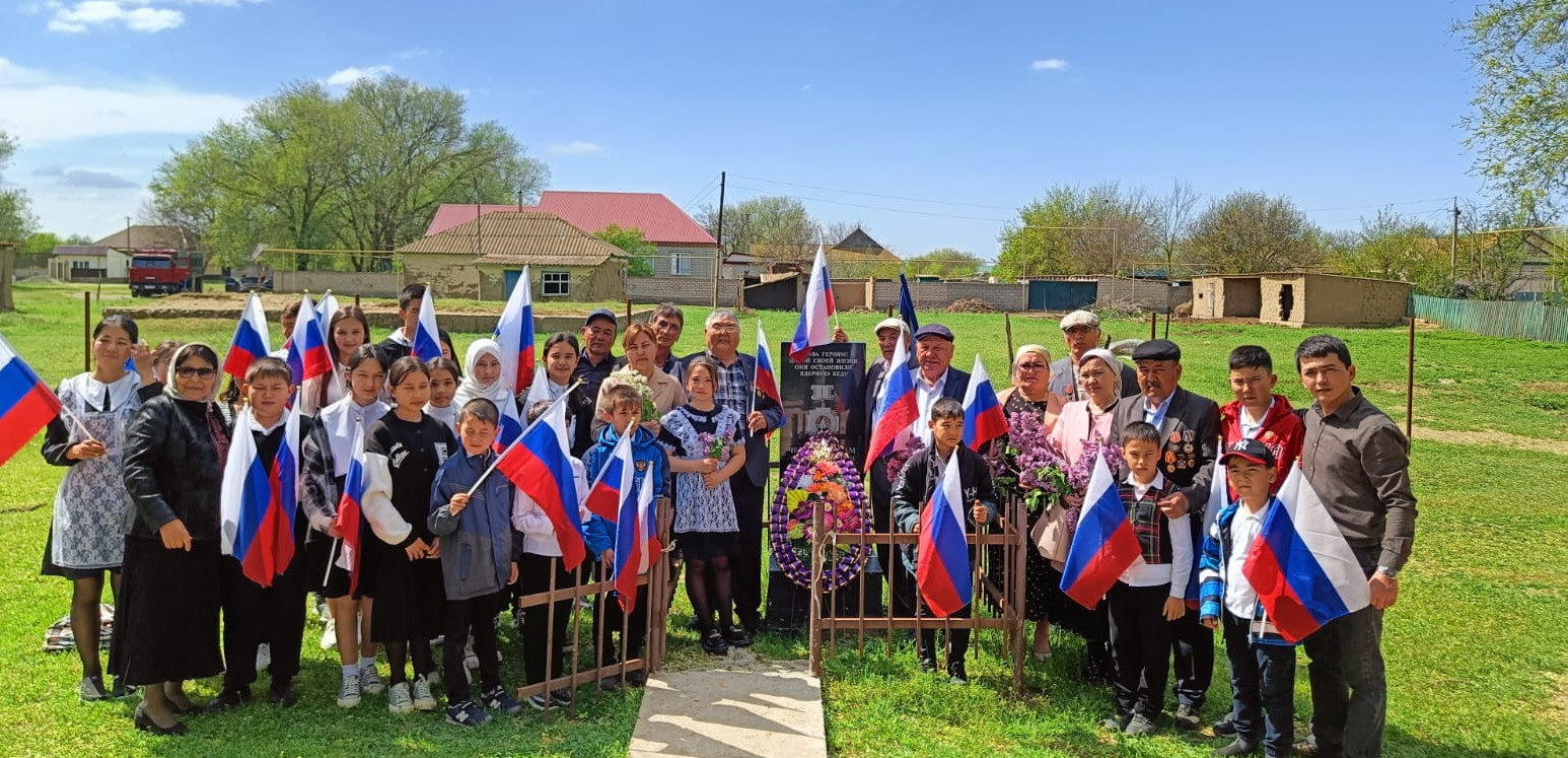 В с. Уй-Салган Ногайского района Республики Дагестан возложили цветы к памятнику героям-ликвидаторам аварии на Чернобыльской АЭС