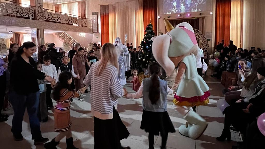 Социальные работники Минтруда Дагестана поздравили около 300 маленьких Каспийчан с наступающим Новым годом.