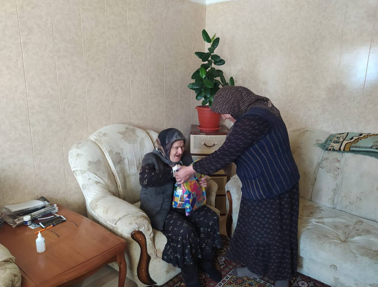 Поздравлении подопечной с восьмым марта и вручении подарка.