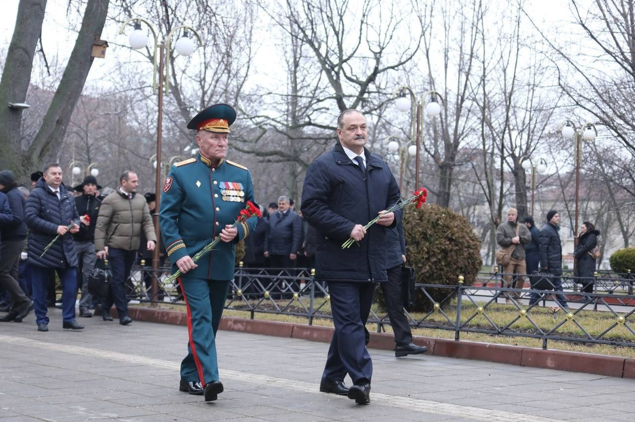 Сергей Меликов возложил цветы на Аллее Славы.
