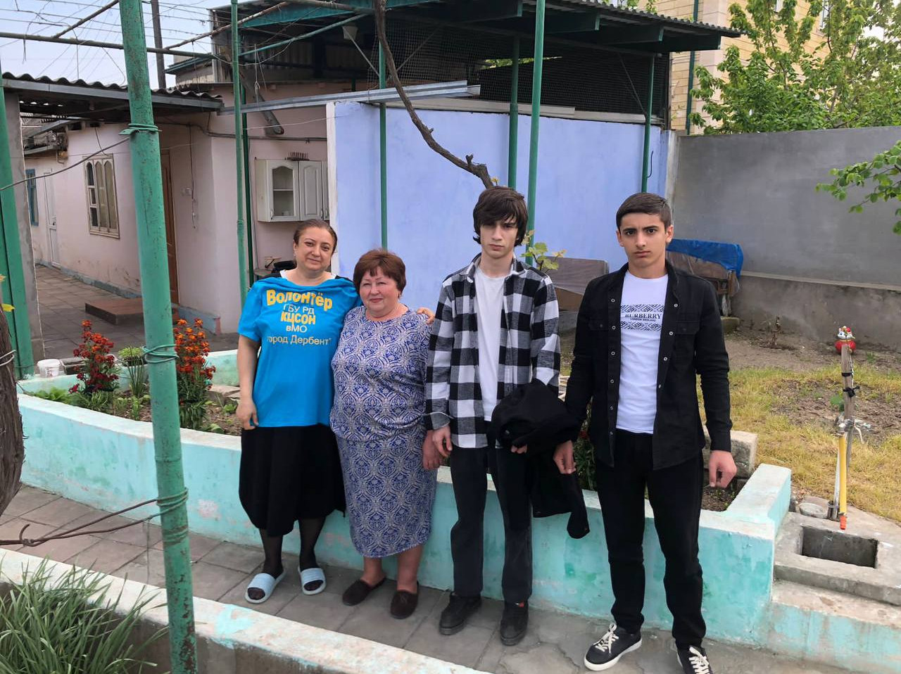 В преддверии праздника 9 мая студенты волонтерского корпуса НКАА, НКАД «Российского союза молодежи»  совместно с социальным работником КЦСОН, оказали помощь подопечной Присяженко Ольге Владимировне в приведении порядка придомовой территории.