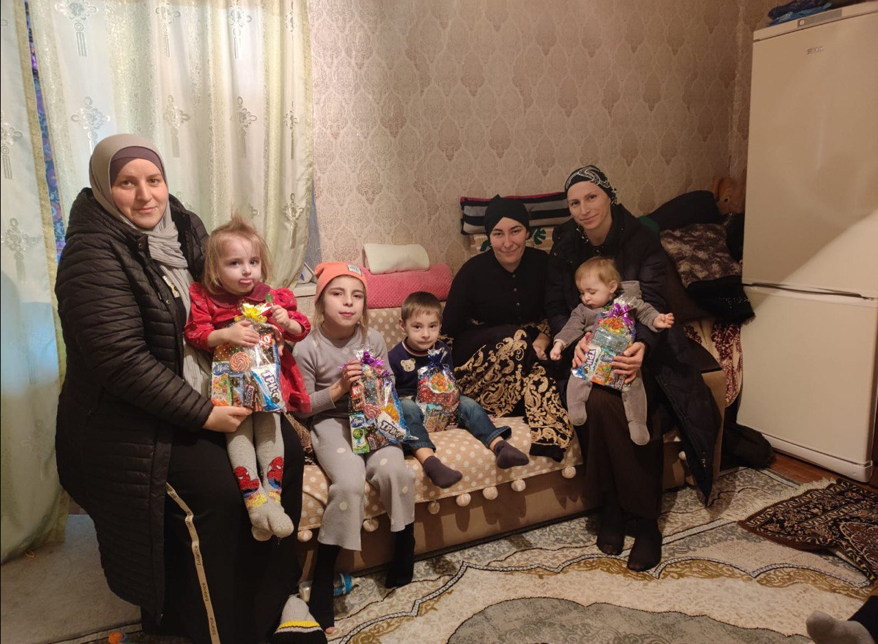 В рамках проведения Всероссийской акции "Новый год в каждый дом" специалисты отделения социального обслуживания на дому детей и семей с детьми ГБУ РД ЦСОН, посетили свои поучетные семьи