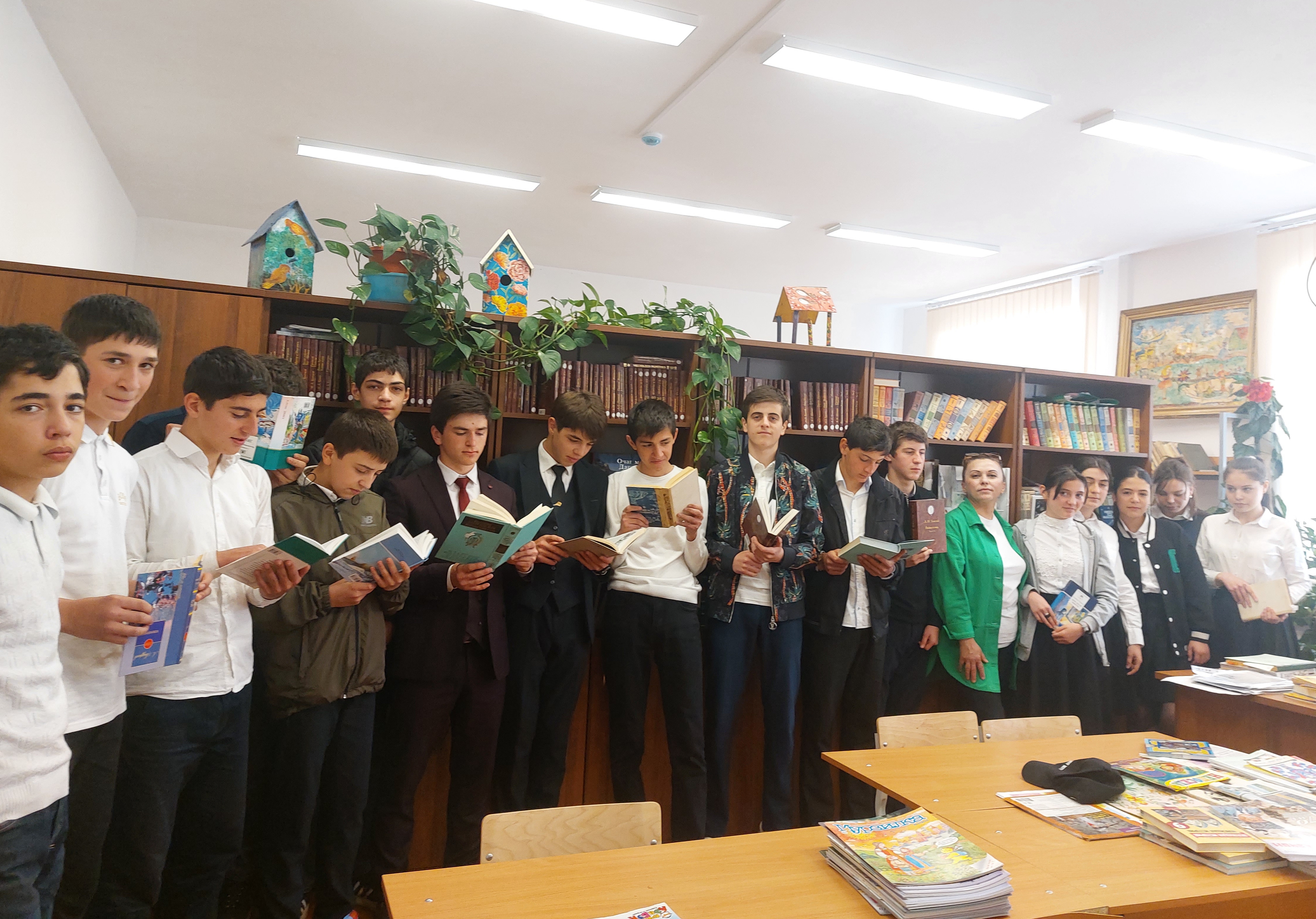 «Профессиональный компас-2023». Экскурсия школьников МКОУ "Кумухская СОШ" в МО"Лакский район" в библиотеки района.