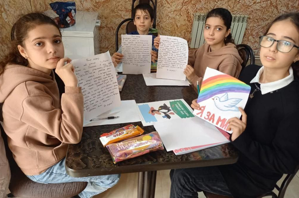 Рисунки на тему " Дети России-за мир, Письмо солдату''.