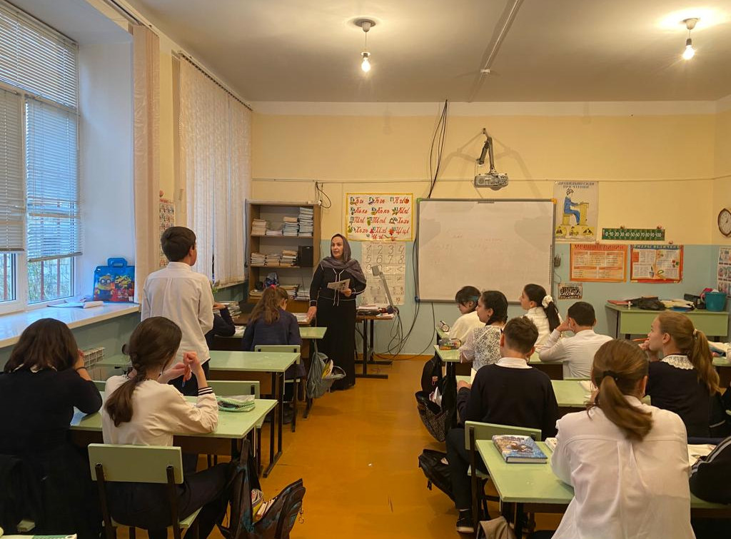 28.10.22г специалист по работе с семьей Магомедова З.А. провела беседу с учениками 7 кл ЛСОШ#2 на тему «Пропаганда здорового образа жизни».