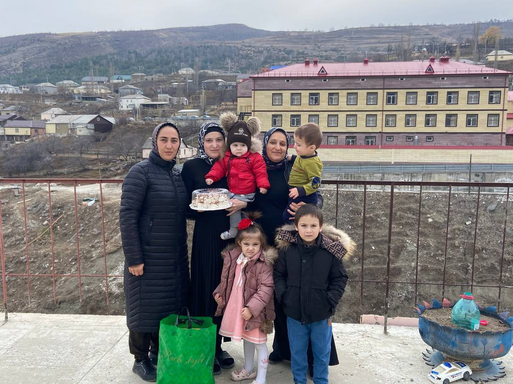 В честь празднования «Дня матери» посетили на дому многодетные семьи.