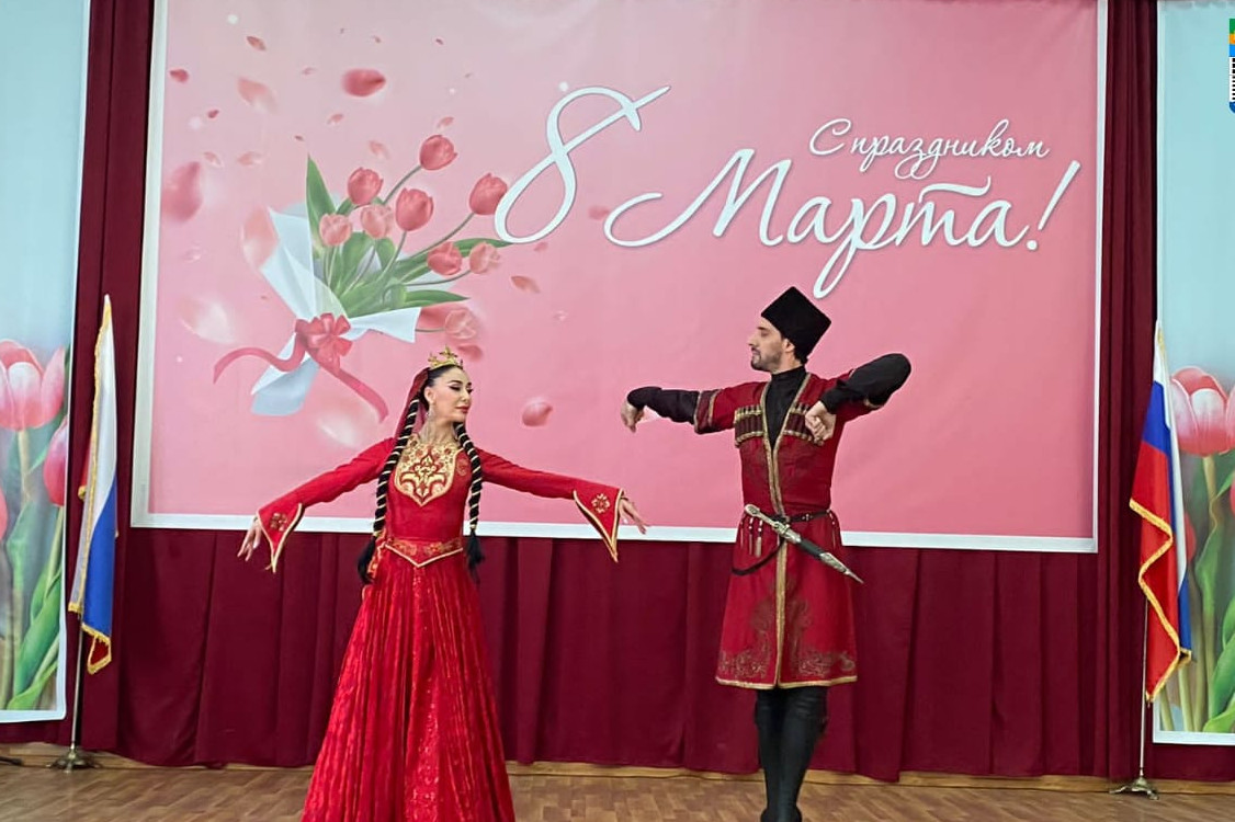 В актовом зале администрации Кизилюрта состоялся праздничный концерт, посвящённый прекрасному весеннему Международному женскому дню.