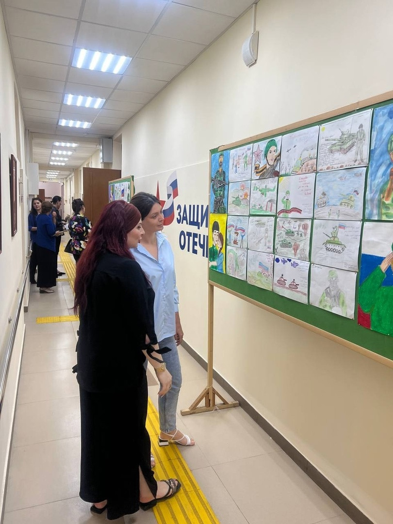 В дагестанском филиале Государственного Фонда «Защитники Отечества» представлены детские рисунки «Мой папа-Герой».