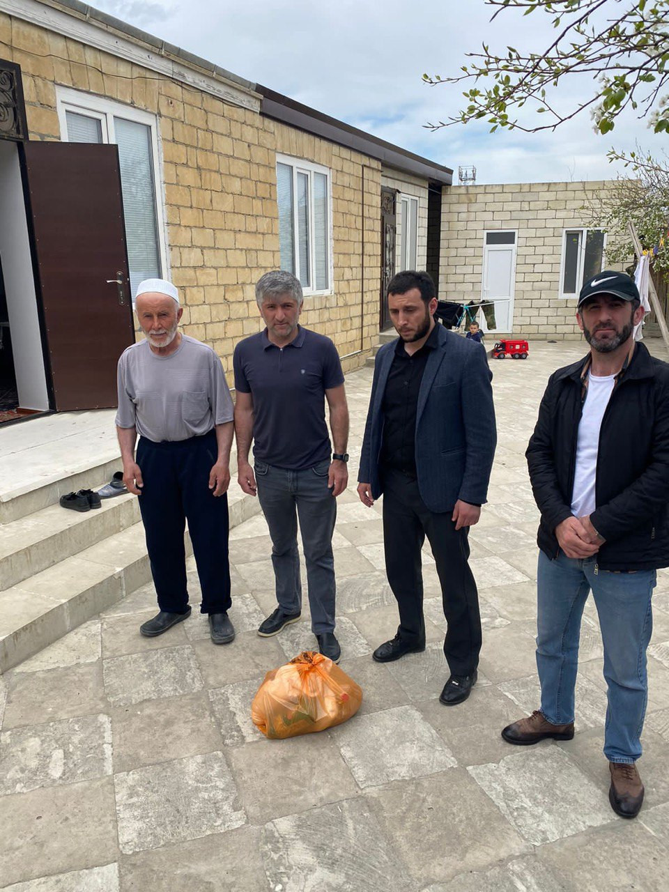 В преддверии  праздника Ураза-Байрам, директор ГКУ РД УСЗН в МО "Акушинский район" К.А. Багандмагомедов посетил  семьи военнослужащих, принимающих участие в СВО