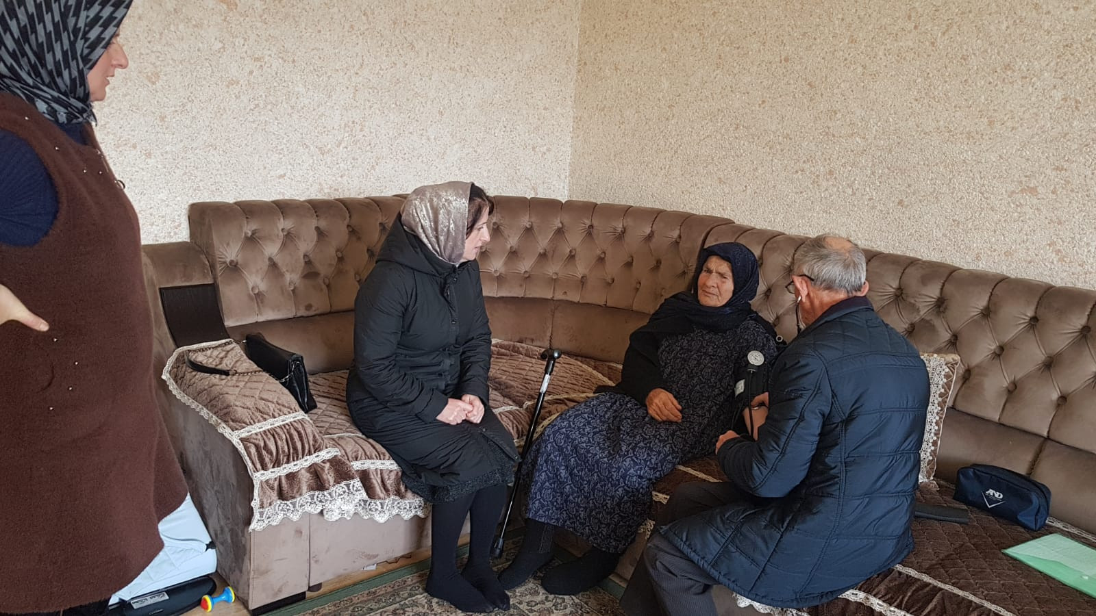 Мобильная бригада в Табасаранском районе в рамках проекта «Старшее поколение» с выездом в дальние села на дому оказала социальные услуги 18 пожилым