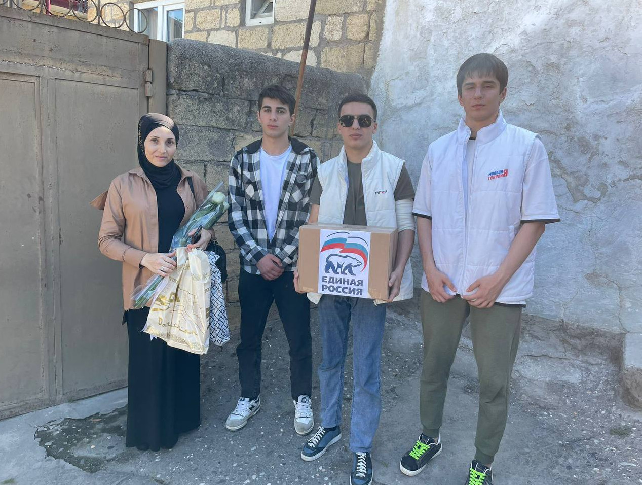 8 июня волонтёры партии «Единая Россия»совместно с социальным работником отделения №1 Казыевой Саидой посетили подопечную Ахмедову Набат