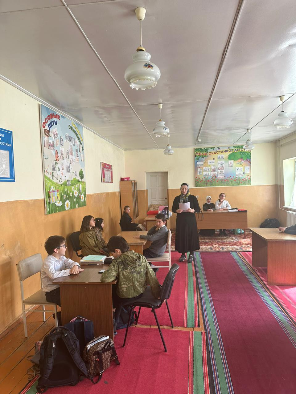 Соц. педагог ГБУ РД КЦСОН  в  МО "Левашинский район " Магомедова М.Р. провела для детей посещающих  дневное отделение центра беседу на тему: Бессмертный подвиг защитников отечества в Великой отечественной войне.