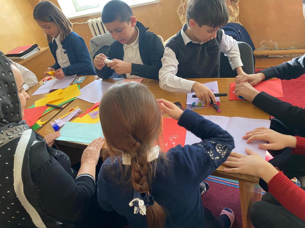 ГБУ РД КЦСОН в МО «Левашинский район» в отделении дневного пребывания детей и семей с детьми, дети приняли участие в подготовке к праздничному мероприятию посвященную «Дню Матери»