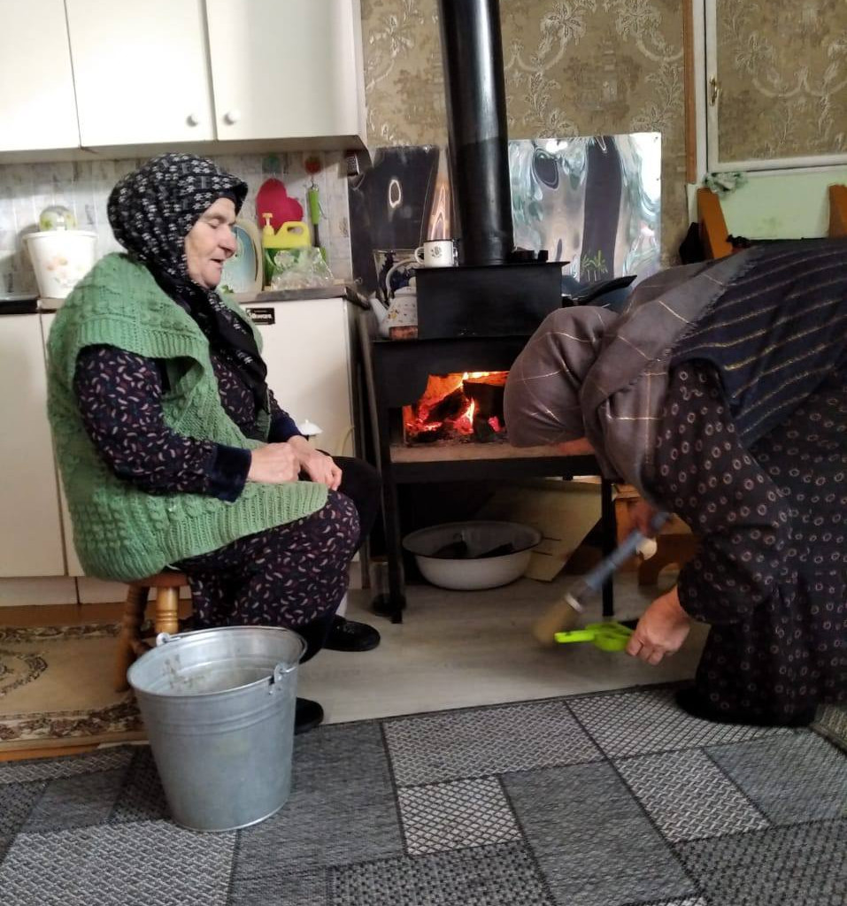 Оказывает социально-бытовые услуги подопечной.