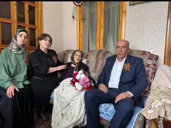 В преддверии Дня Великой Победы коллектив КЦСОН под руководством и.о. директора Саругланова Т.З. поздравили ветерана Великой Отечественной войны, труженицу тыла, Мехтиеву Люсю Зафаровну.