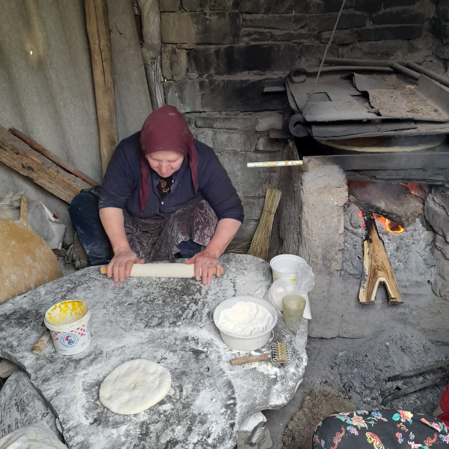 Социальная работница ГБУ РД КЦСОН в МО "Агульский район"  селения Чираг Габибулаева Гаписат оказывает услуги своим подопечным, помощь в приготовление пищи.