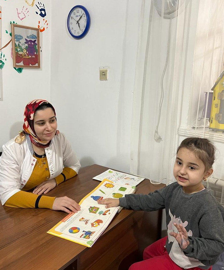 Логопед Реабилитационного центра проводит занятие при «Задержке речевого развития» подопечной Исаковой Хадижат.