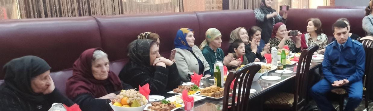 Социальные работники Минтруда Дагестана в Южно-Сухокумске провели праздничное мероприятие ко Дню матери