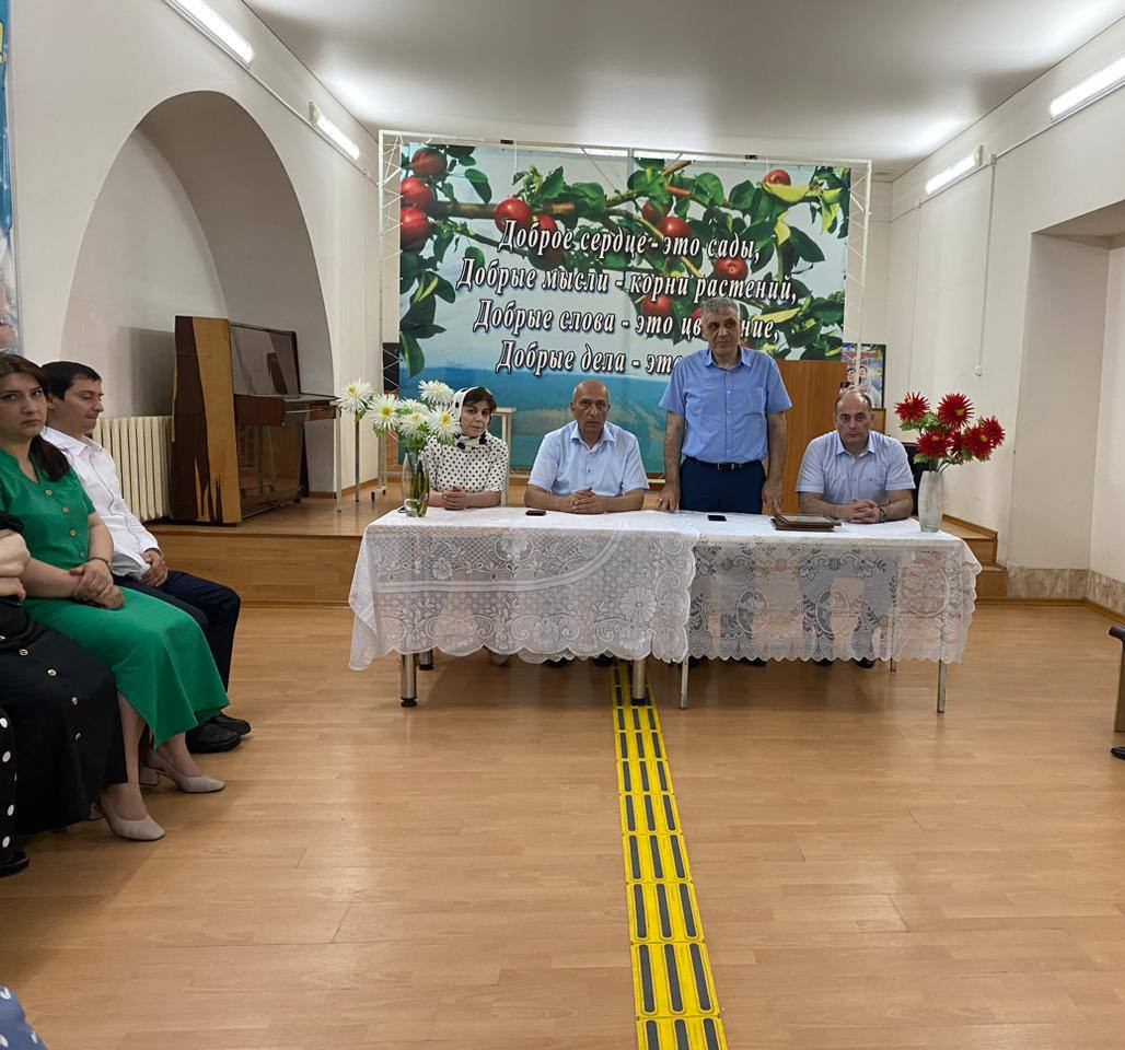 8 июня заместитель главы Администрации города Дербент Видади Зейналов посетил Комплексный центр социального обслуживания населения г. Дербент по случаю Дня социального работника.
