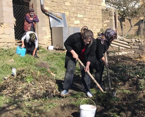 В рамках месячника «Белой трости» социальные работники Дахадаевского КЦСОН оказали социальные услуги инвалиду по зрению