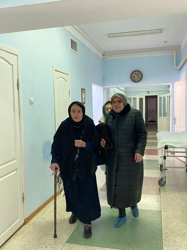 Навестили подопечную в больнице.