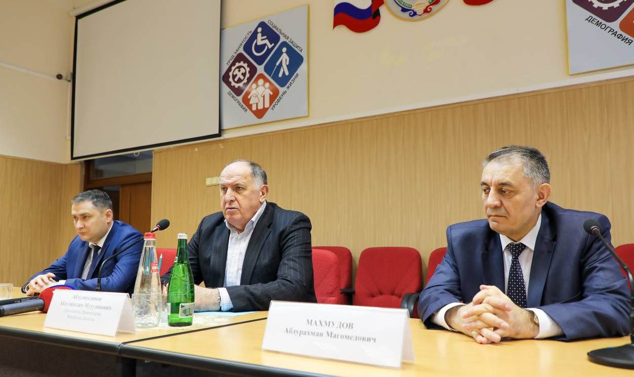 Абдулмуслим Абдулмуслимов представил коллективу Минтруда РД нового министра - Мурада Казиева