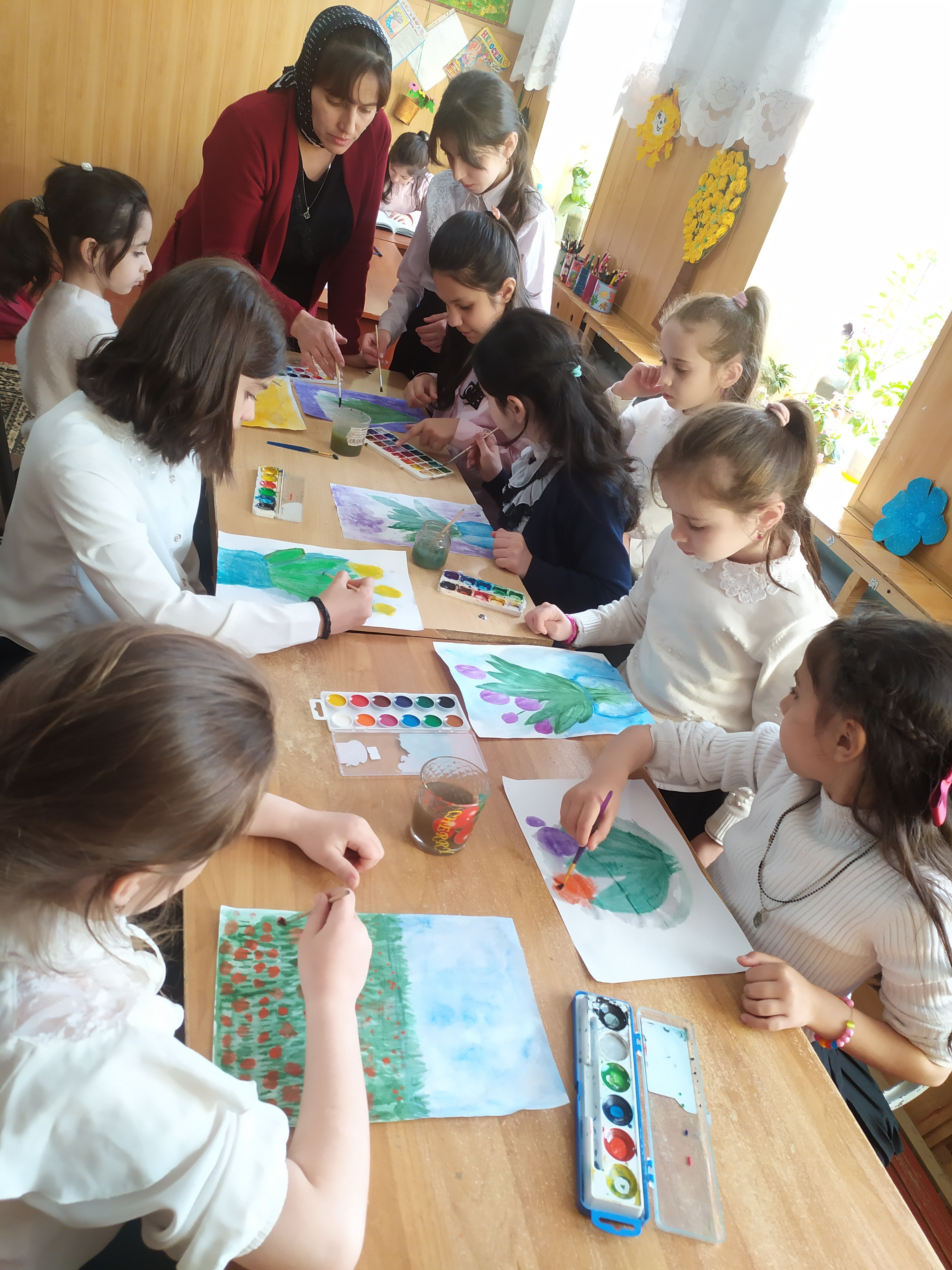 ГБУ РД КЦСОН в МО «Кайтагский район» в отделении временного пребывания детей и семей с детьми было проведено творческое занятие  «Краски весны. Акварельная весна»