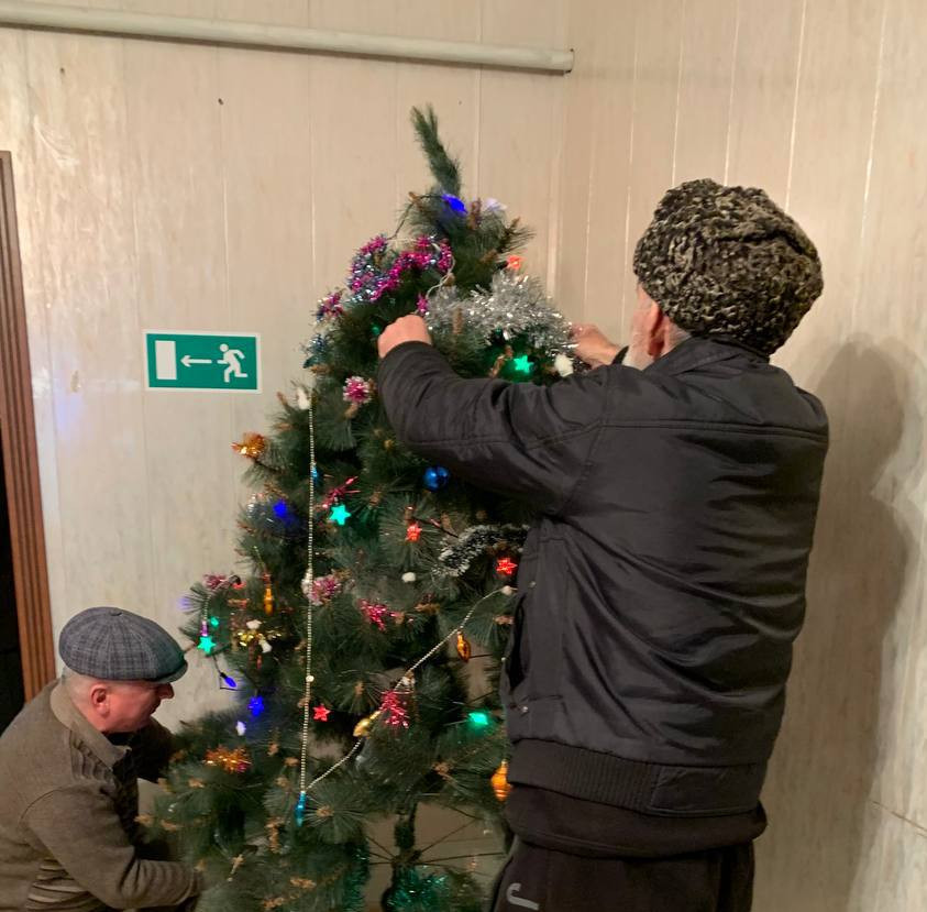 Специалисты ОДП в преддверии наступающего новогоднего праздника установили и украсили елку вместе с подопечными