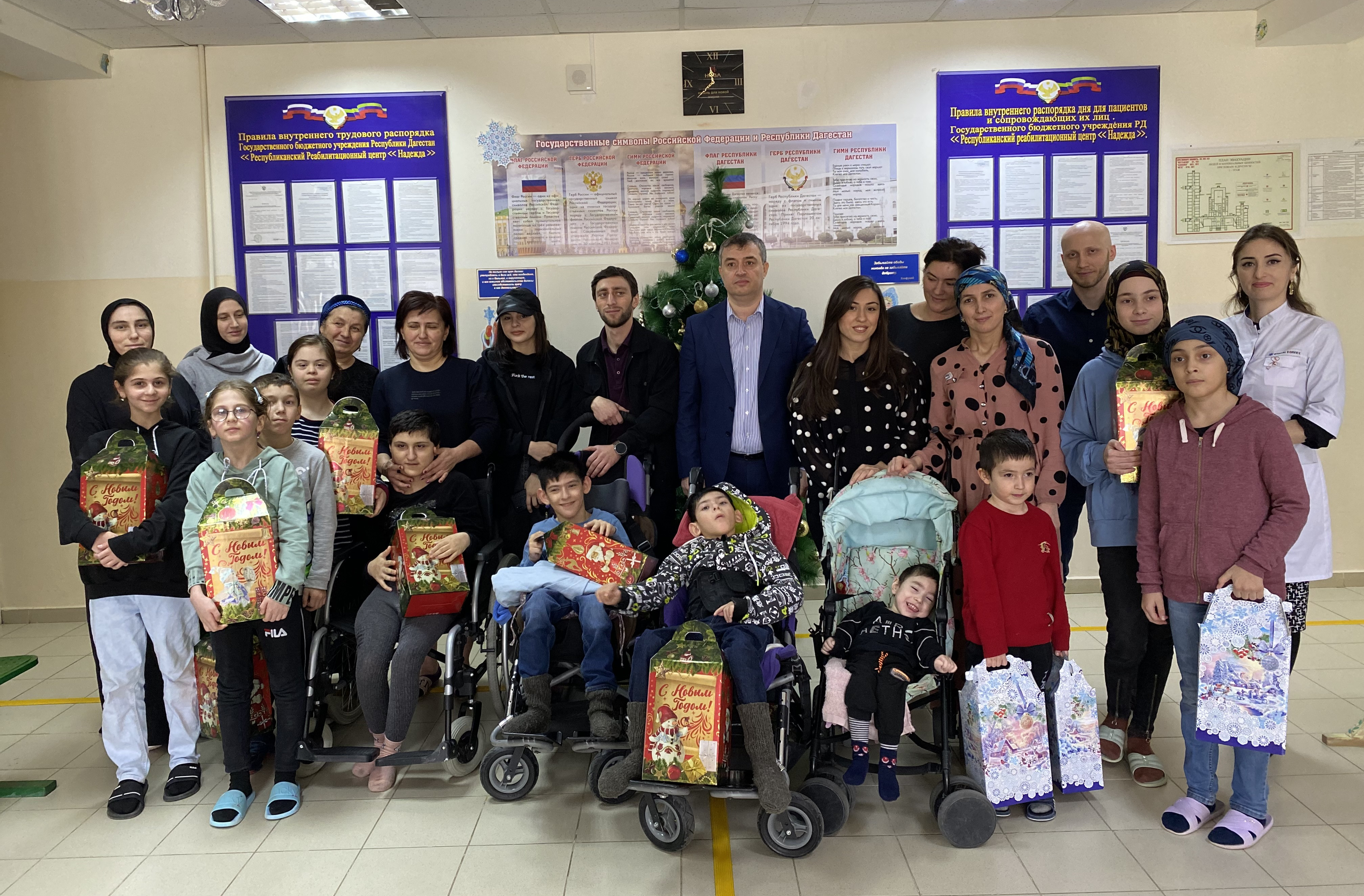 Министерство промышленности и торговли РД поздравило с Новым годом детей, проходящих реабилитацию в Центре "Надежда"