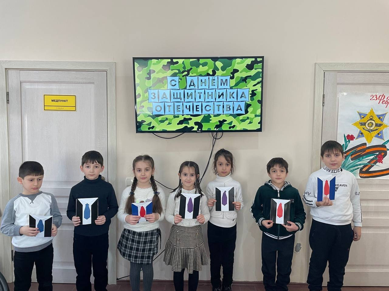 Дети из отделения социального обслуживания детей и семей с детьми в полустационарной форме подготовили поздравления на 23 февраля