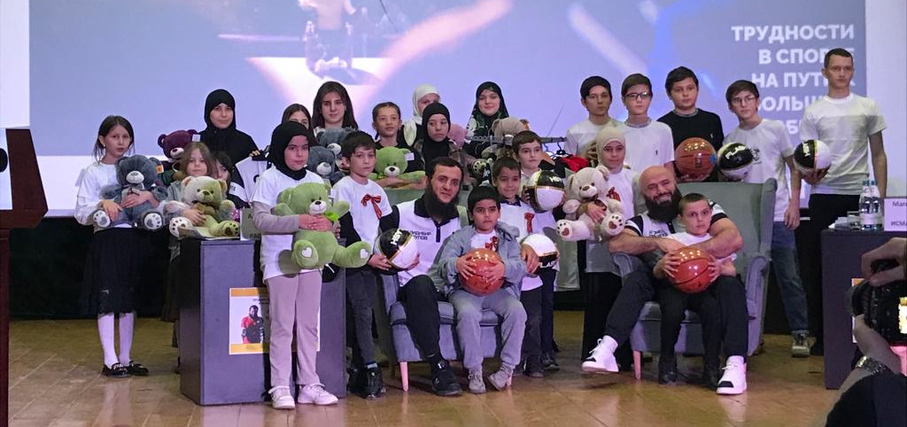 Детей из Социально-реабилитационного центра г.Хасавюрта очень обрадовала встреча со знаменитыми дагестанскими спортсменами Магомедом Исмаиловым и Алидибиром Расуловым