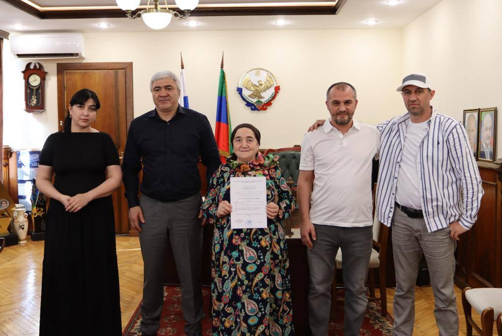 Вручение свидетельства о предоставлении безвозмездной субсидии на приобретение жилья.