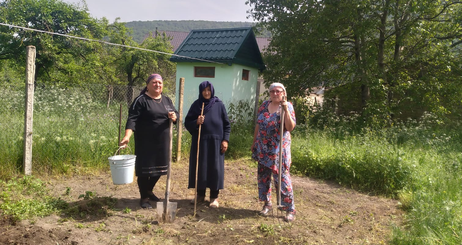 Субботник у пожилой Агаевой Р.
