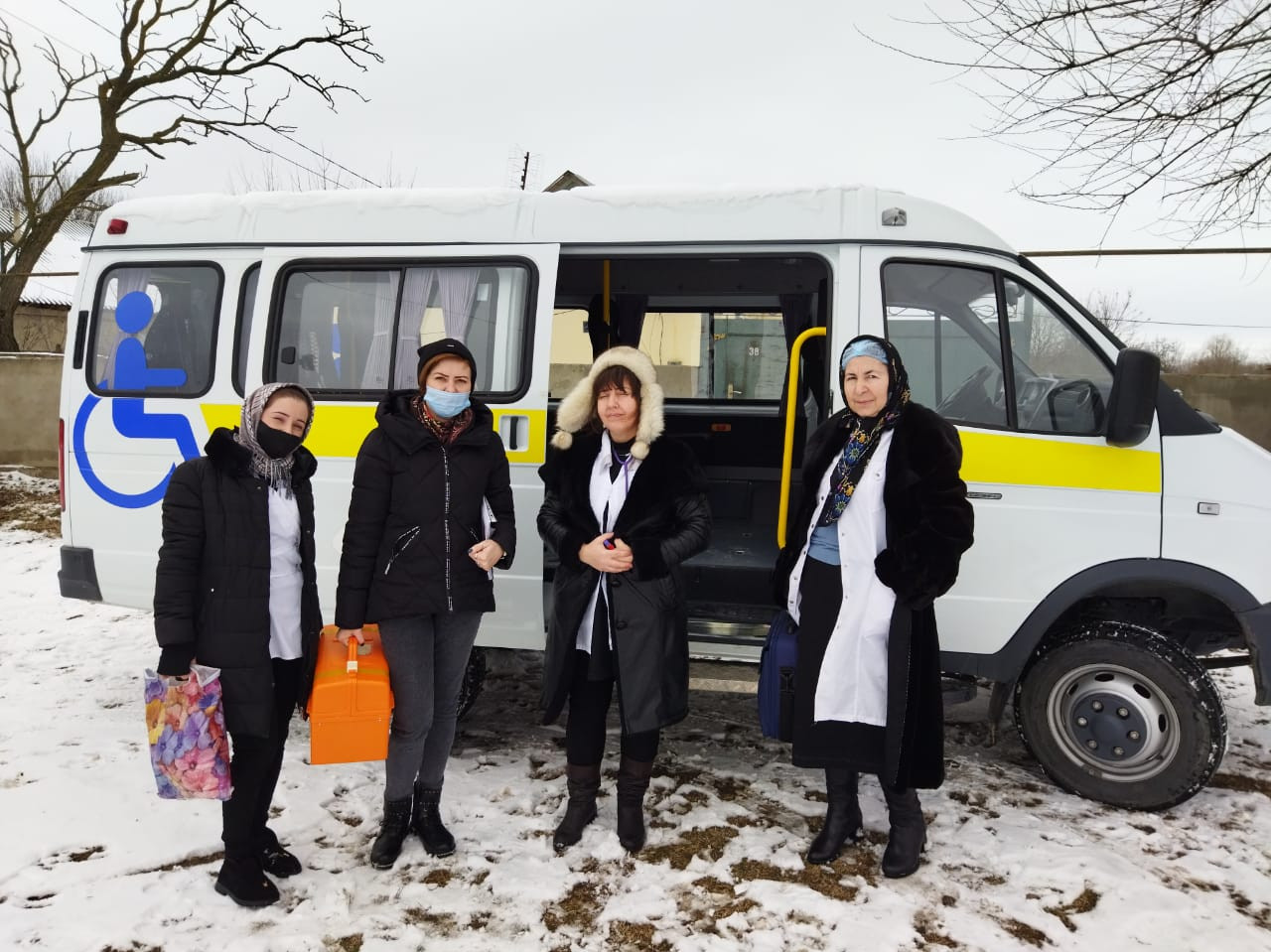 В КЦСОН Минтруда РД в Кизлярском районе в рамках проекта «Старшее поколение» реализуют мероприятия по доставке граждан с проблемами по здоровью в ЦРБ