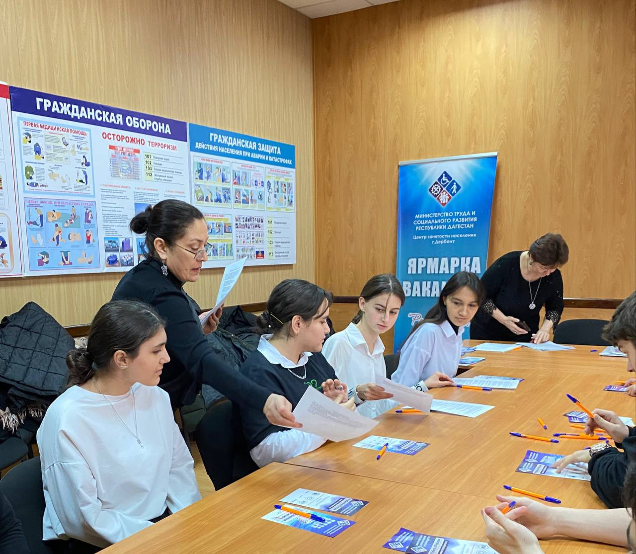 21 декабря в ГКУ РД ЦЗН в МО "город Дербент" были приглашены учащиеся 9 "А" класса школы-интернат №6. С ребятами был проведен классный час на тему "Начни и совершенствуй свой бизнес".