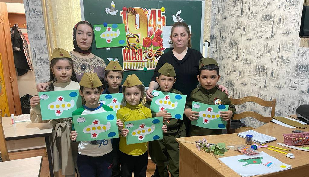 Подопечные КЦСОН Минтруда РД в Каспийске своими руками изготовили поделки, чтобы поздравить ветеранов с наступающим праздником Победы