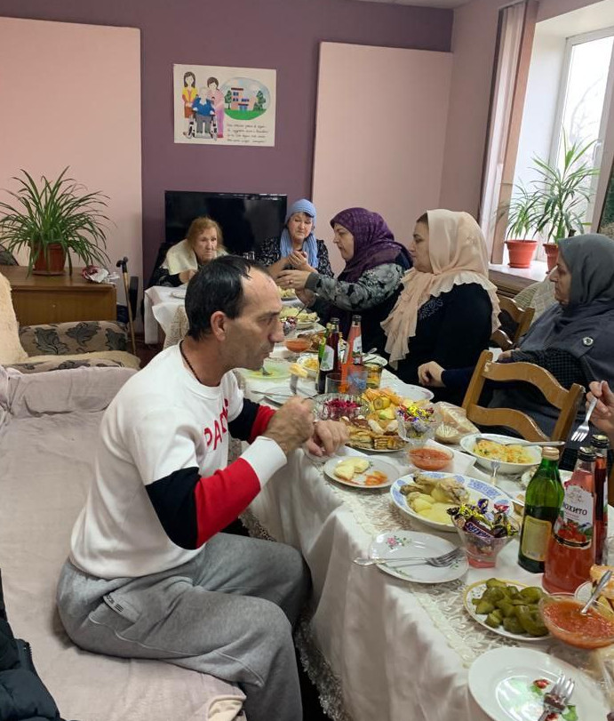 За теплым, дружным  и по домашнему вкусно накрытым столом.