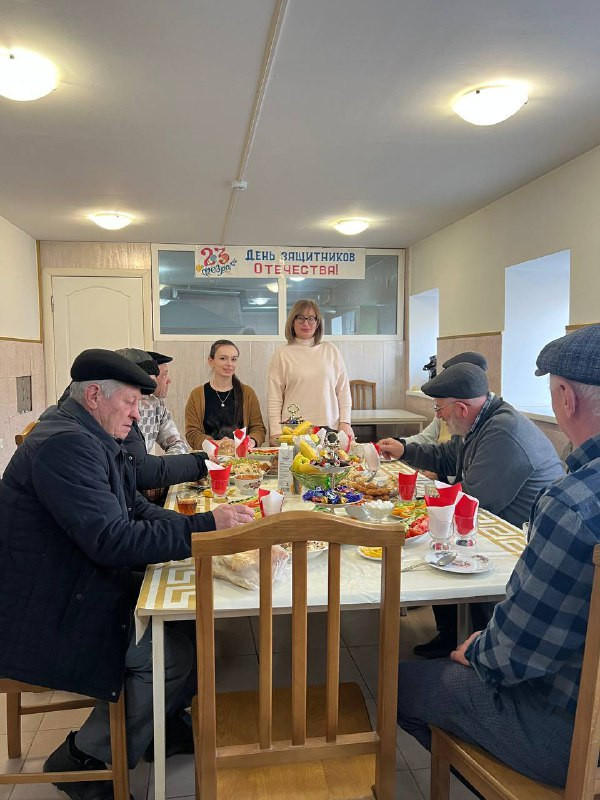 Заведующая и специалисты ОДПГПВиИ в преддверии мужского праздника за накрытым столом поздравили получателей социальных услуг