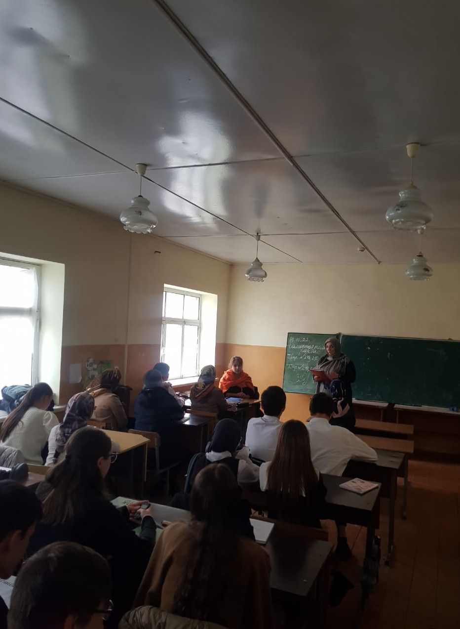 20.10.2022г.Специалист по работе с семьей отделения социального обслуживания на дому детей и семей с детьми Каймаразов З провела беседу с детьми среди учащихся 9-11кл на тему «Наркотики угроза обществу»