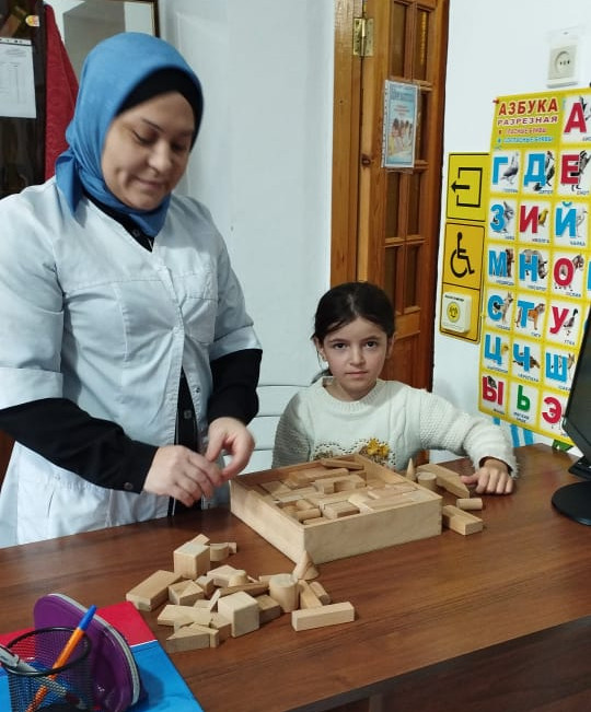 Воспитатель Кулавова Зарема  провела игровое занятие  с кубиками.